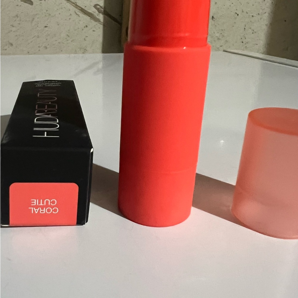 HUDA BEAUTY Coral Blush